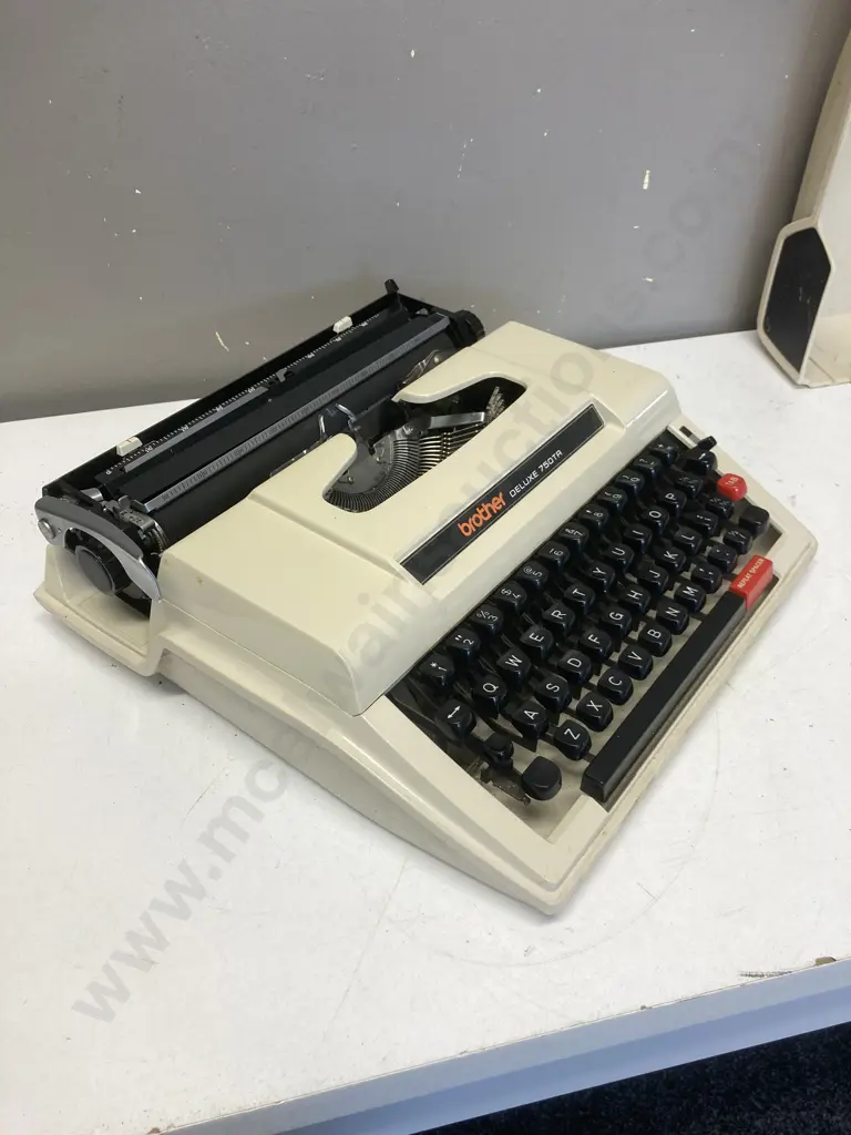 Vintage Brother Deluxe Typewriter White In Case, Made In Japan Image 1++
