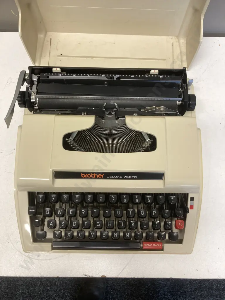 Vintage Brother Deluxe Typewriter White In Case, Made In Japan Image 1++