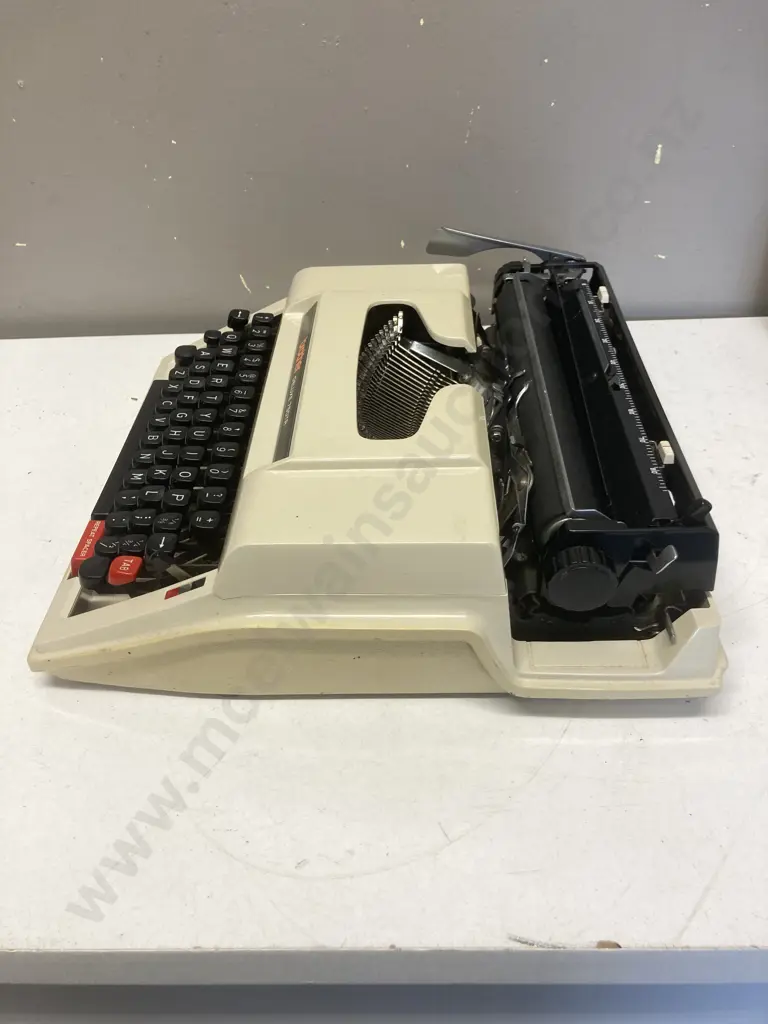 Vintage Brother Deluxe Typewriter White In Case, Made In Japan Image 1++