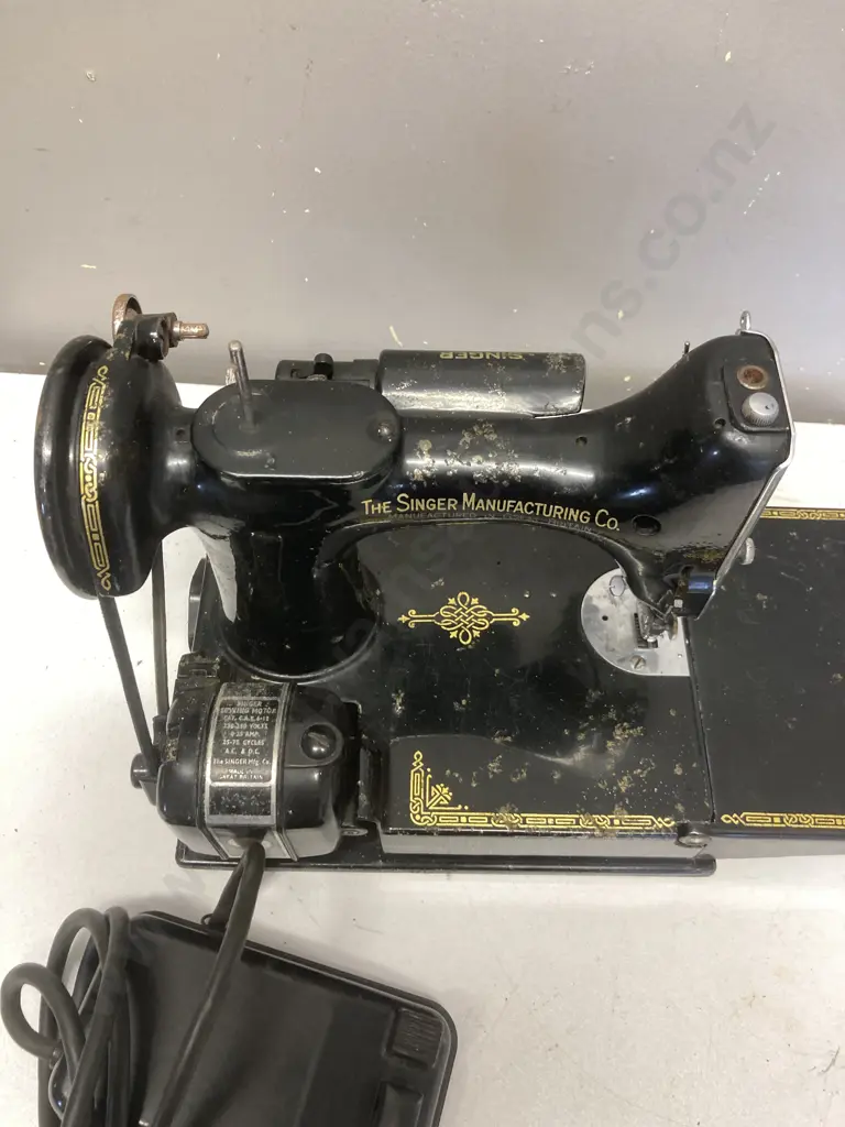 Vintage 1920's / 1930's? Singer Featherweight Sewing Machine With Foot (As Found Condition) Image 1++