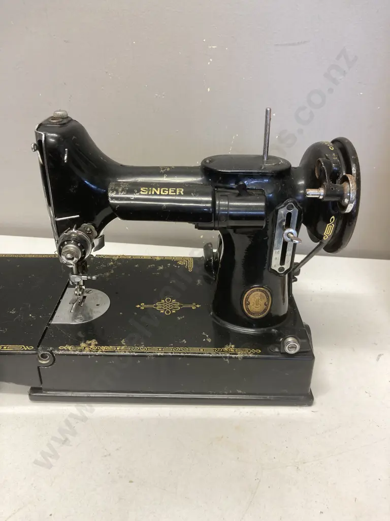 Vintage 1920's / 1930's? Singer Featherweight Sewing Machine With Foot (As Found Condition) Image 1++