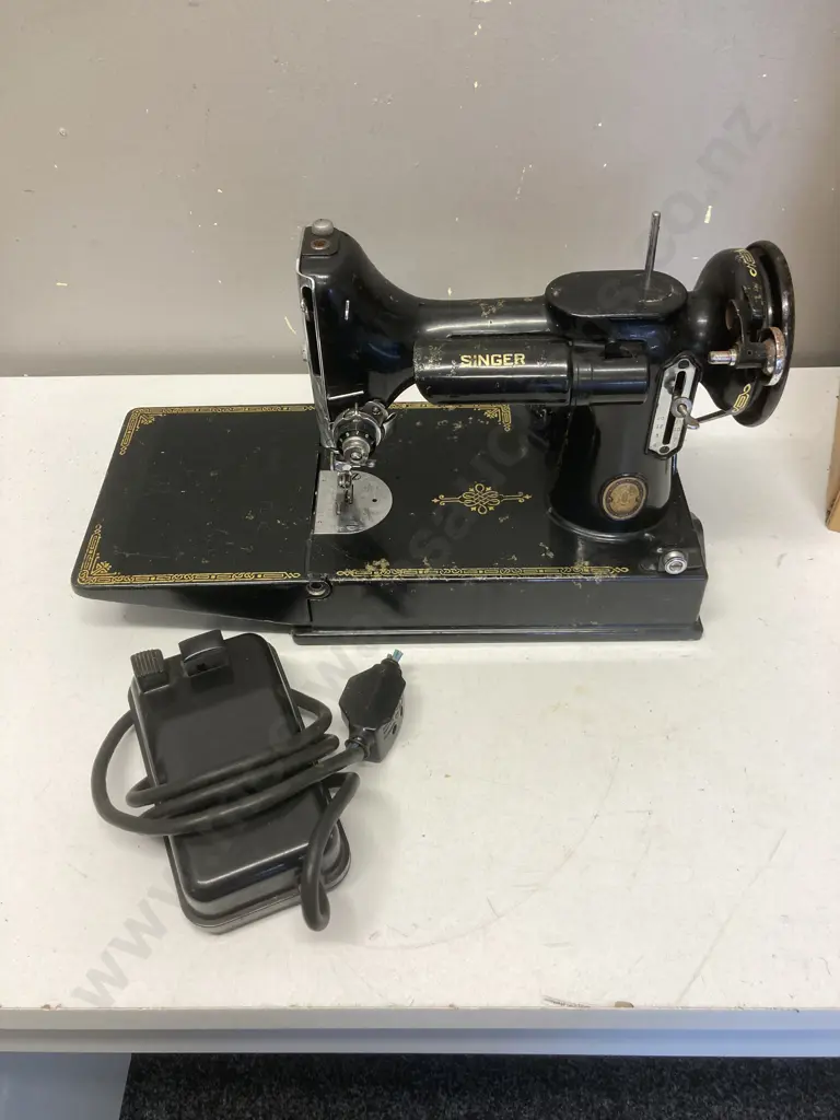 Vintage 1920's / 1930's? Singer Featherweight Sewing Machine With Foot (As Found Condition) Image 1++