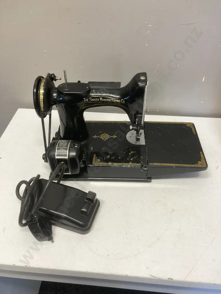 Vintage 1920's / 1930's? Singer Featherweight Sewing Machine With Foot (As Found Condition) Image 1++
