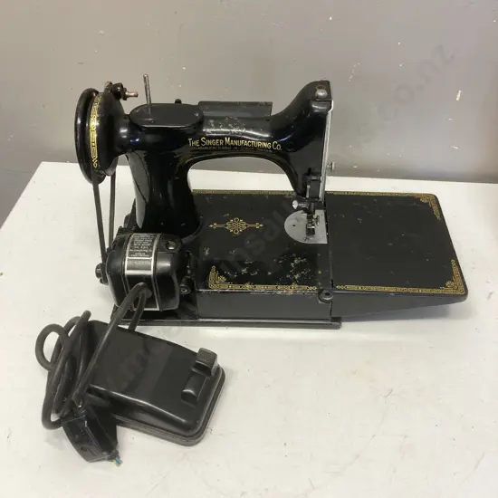 Vintage 1920's / 1930's? Singer Featherweight Sewing Machine With Foot (As Found Condition)