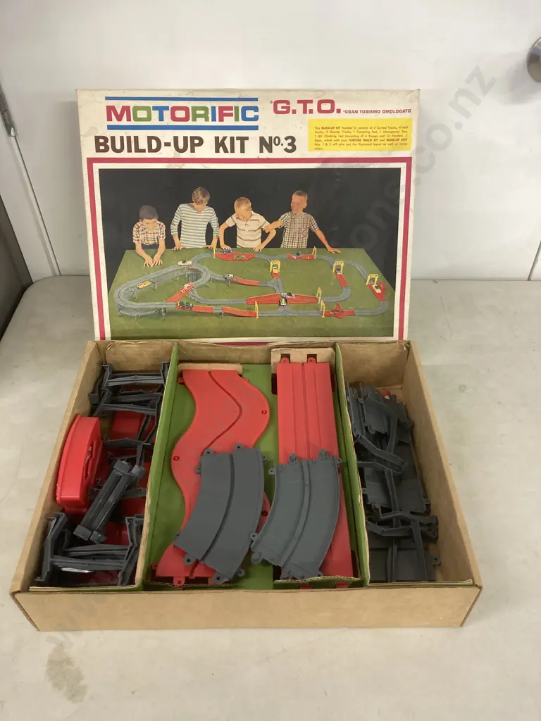 Ideal Motorific Torture Track 1960s Set With 2 Cars, Motorific G.T.O Build-up Kit No3, & Two Highway Conversion Kits Image 1++
