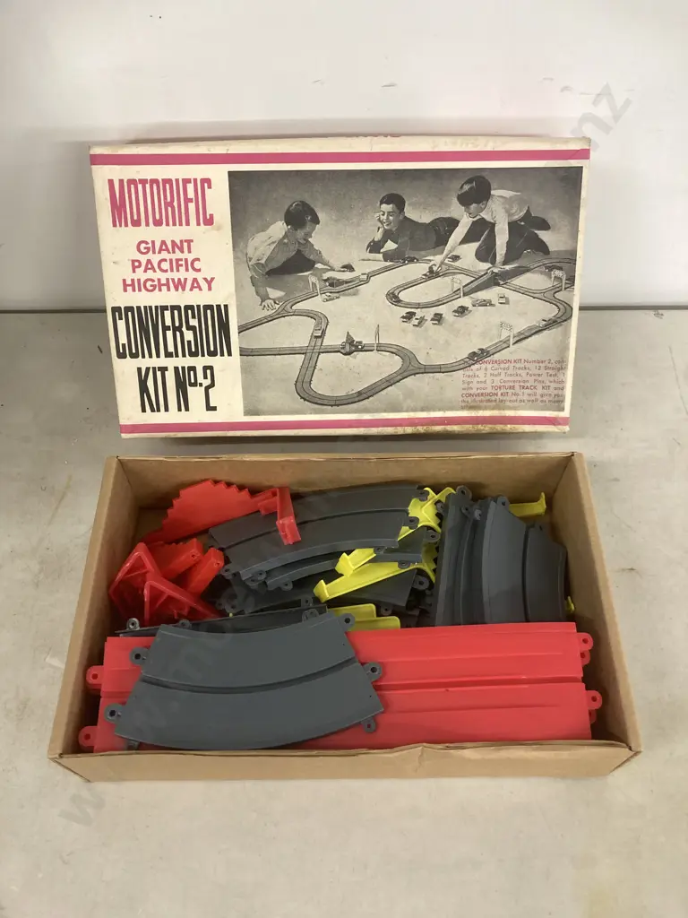 Ideal Motorific Torture Track 1960s Set With 2 Cars, Motorific G.T.O Build-up Kit No3, & Two Highway Conversion Kits Image 1++
