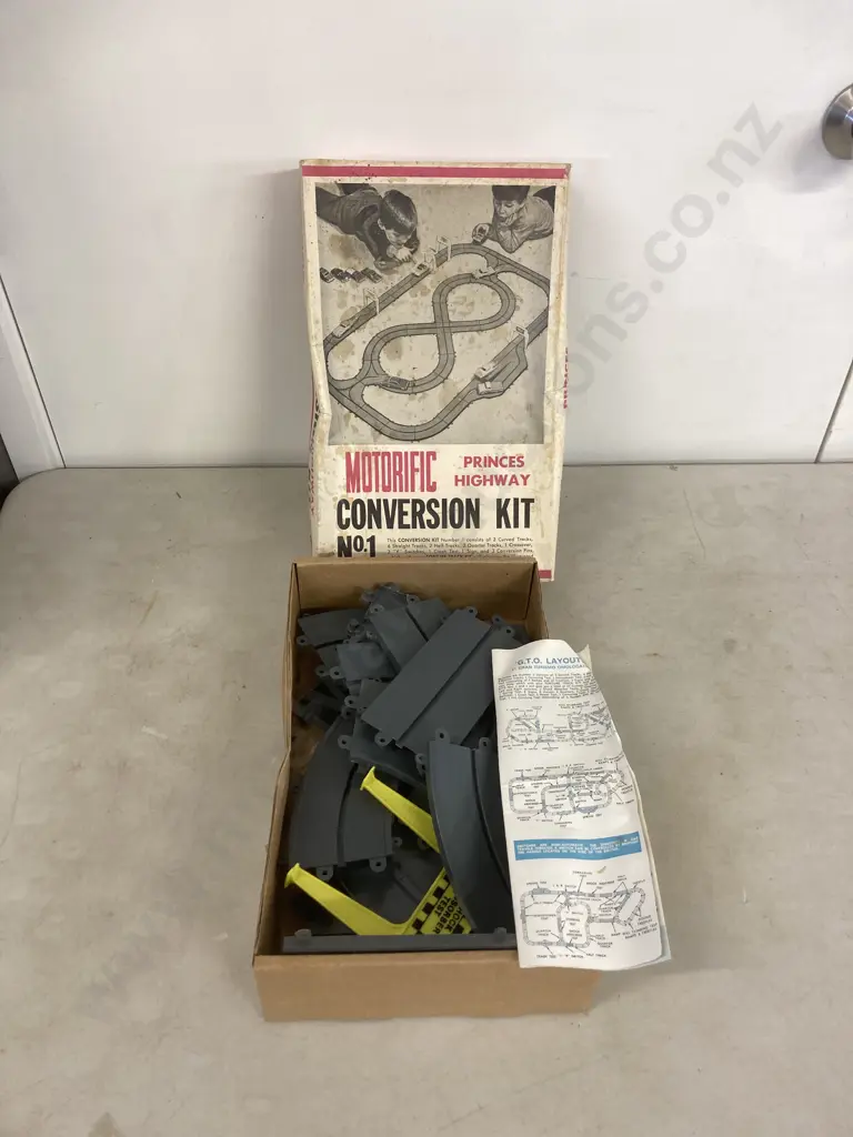 Ideal Motorific Torture Track 1960s Set With 2 Cars, Motorific G.T.O Build-up Kit No3, & Two Highway Conversion Kits Image 1++