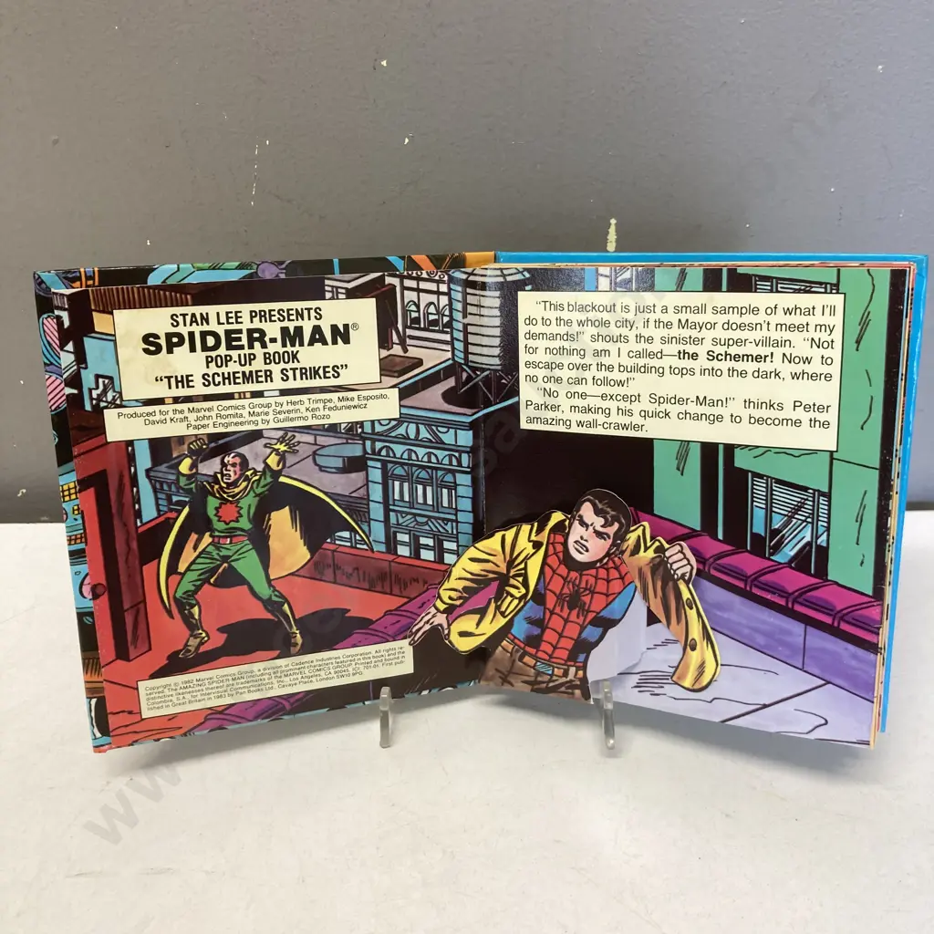 Vintage 1982 Marvel Piccolo Pop-Up Books The Amazing Spiderman "The Schemer Strikes" & Incredible Hulk "Circus Of Crime" Image 1++