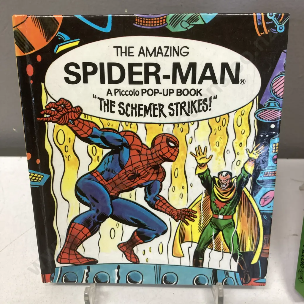 Vintage 1982 Marvel Piccolo Pop-Up Books The Amazing Spiderman "The Schemer Strikes" & Incredible Hulk "Circus Of Crime" Image 1++