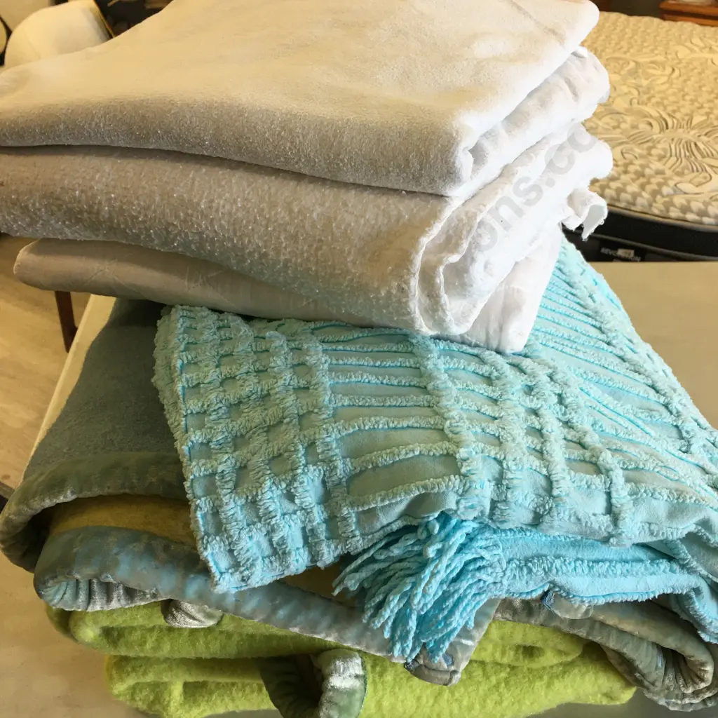 Selection Of Vintage Linen Including Single & Double Image 1++