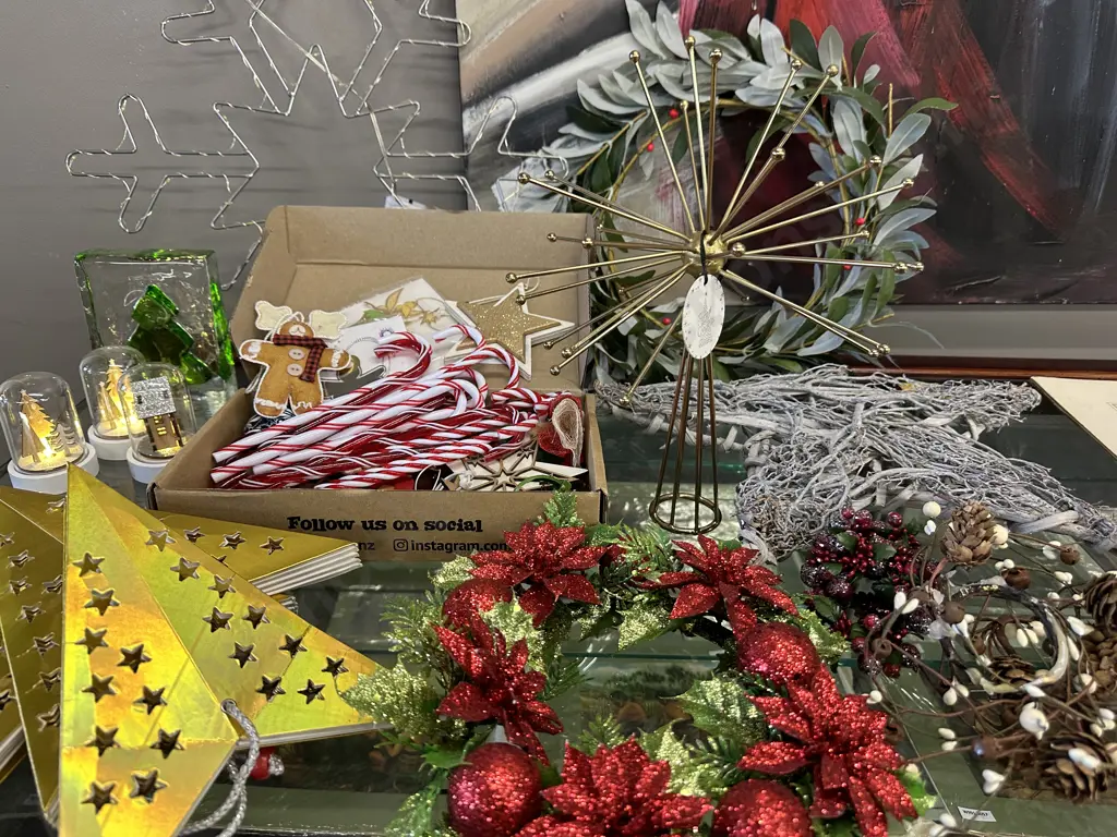 Assorted Christmas Decorations Including Retro Wonder, Wreaths Etc Image 1++