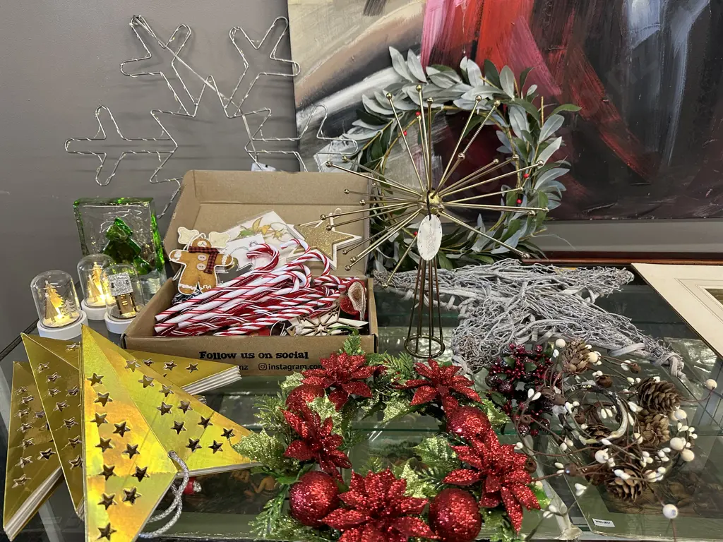 Assorted Christmas Decorations Including Retro Wonder, Wreaths Etc Image 1++