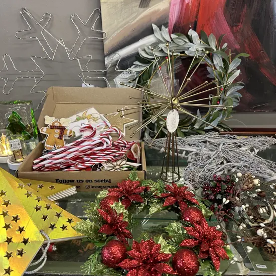 Assorted Christmas Decorations Including Retro Wonder, Wreaths Etc