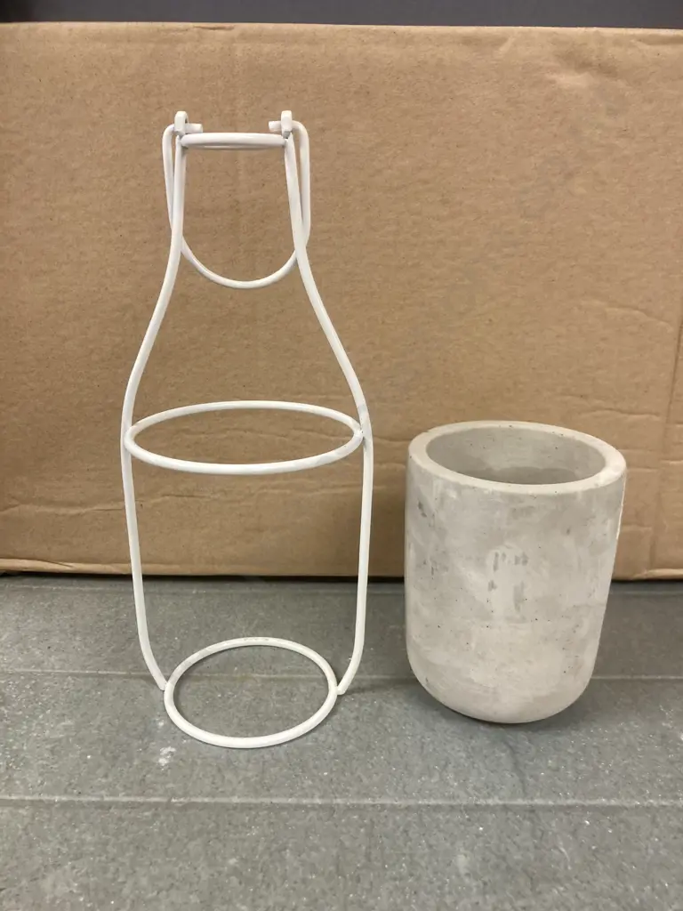 Lot of 18 Concrete Pots With Wire Frames Image 1++