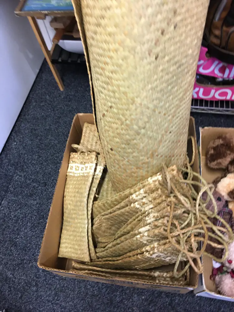 Woven Flax Bags, Mat & Wall Hanging With Paua Detail Image 1++