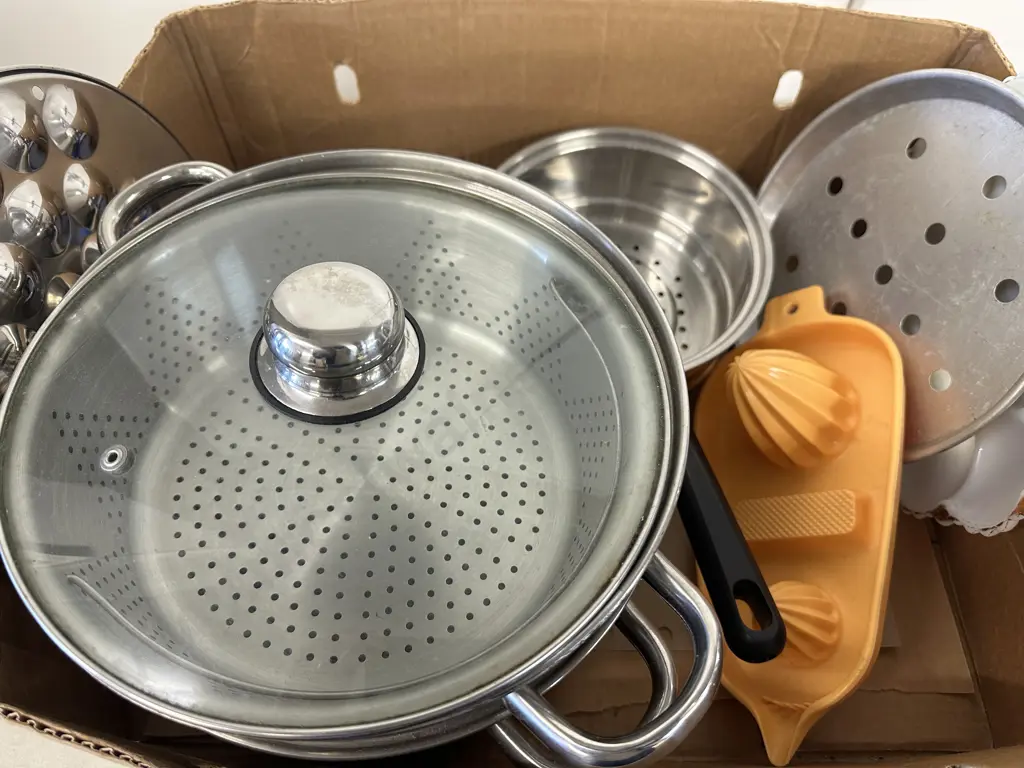 Assorted Kitchen Items Image 1++
