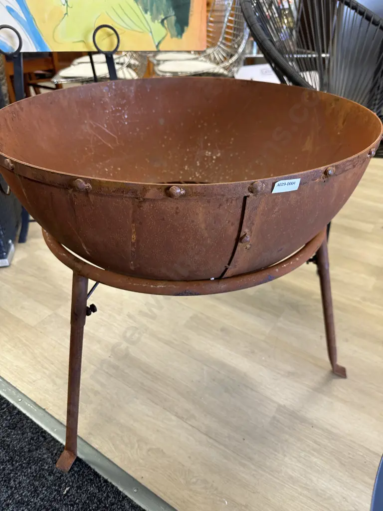 Big Smoke Delhi Firepit - Rustic Iron. 56 x 59cm Image 1++