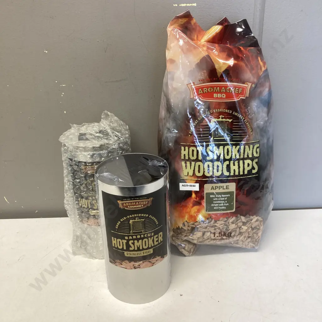 Aromachef Gourmet BBQ Hot Smokers x 2 With 1.5Kg Bag of BBQ Apple Woodchips Image 1++