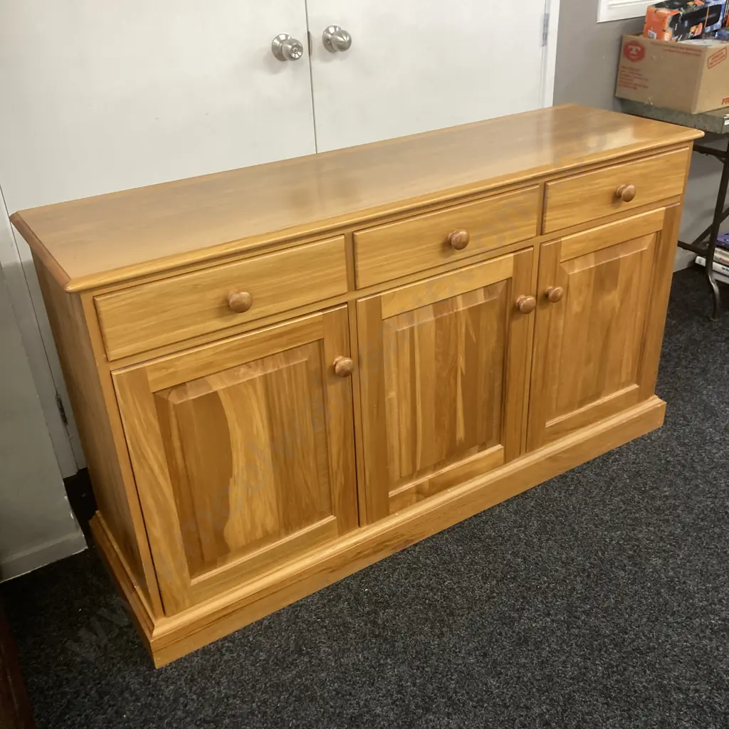 Solid Rimu Buffet, 3 Drawer, 3 Door, Knob Handles, Adjustable Shelves. H86 W153 D44cm Image 1++