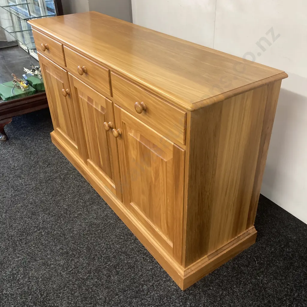 Solid Rimu Buffet, 3 Drawer, 3 Door, Knob Handles, Adjustable Shelves. H86 W153 D44cm Image 1++