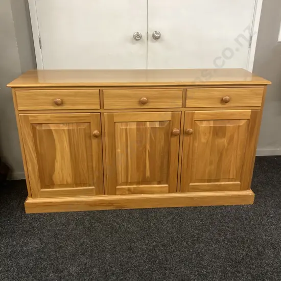 Solid Rimu Buffet, 3 Drawer, 3 Door, Knob Handles, Adjustable Shelves. H86 W153 D44cm