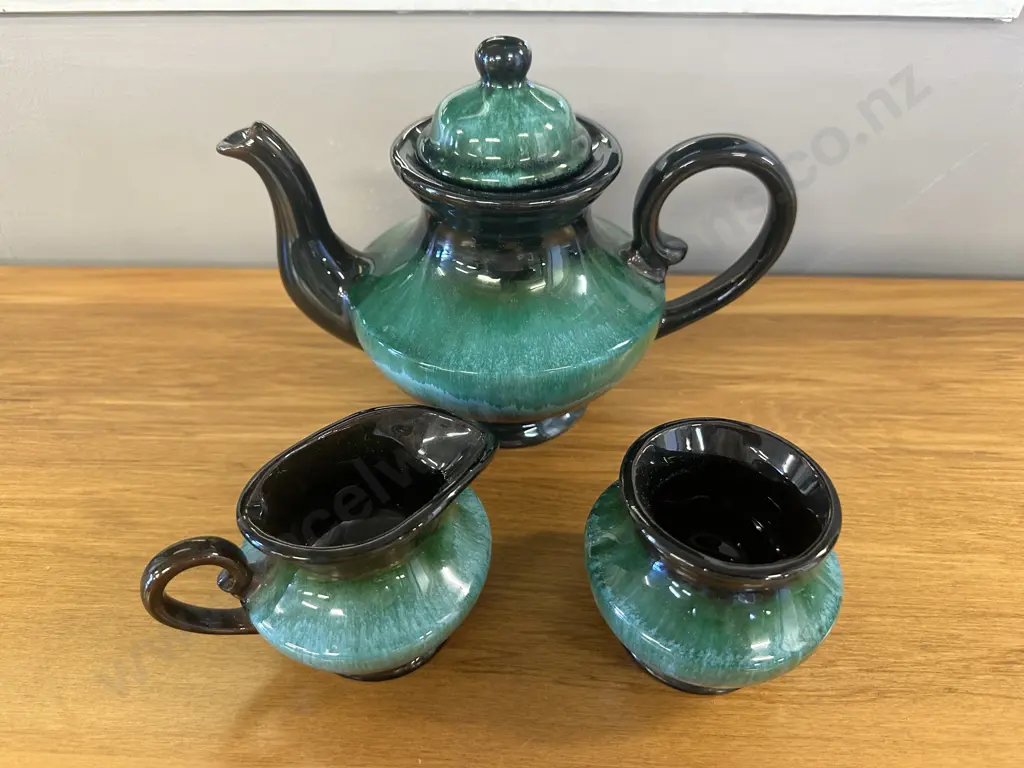 Vintage Blue Mountain Pottery Teapot, Creamer & Sugar Bowl Image 1++