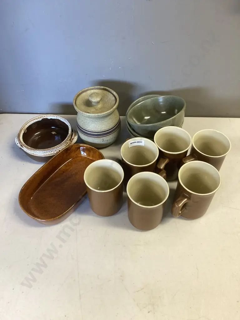Pottery Items Including Crown Lynn (Unable to Sell Donated) Image 1++