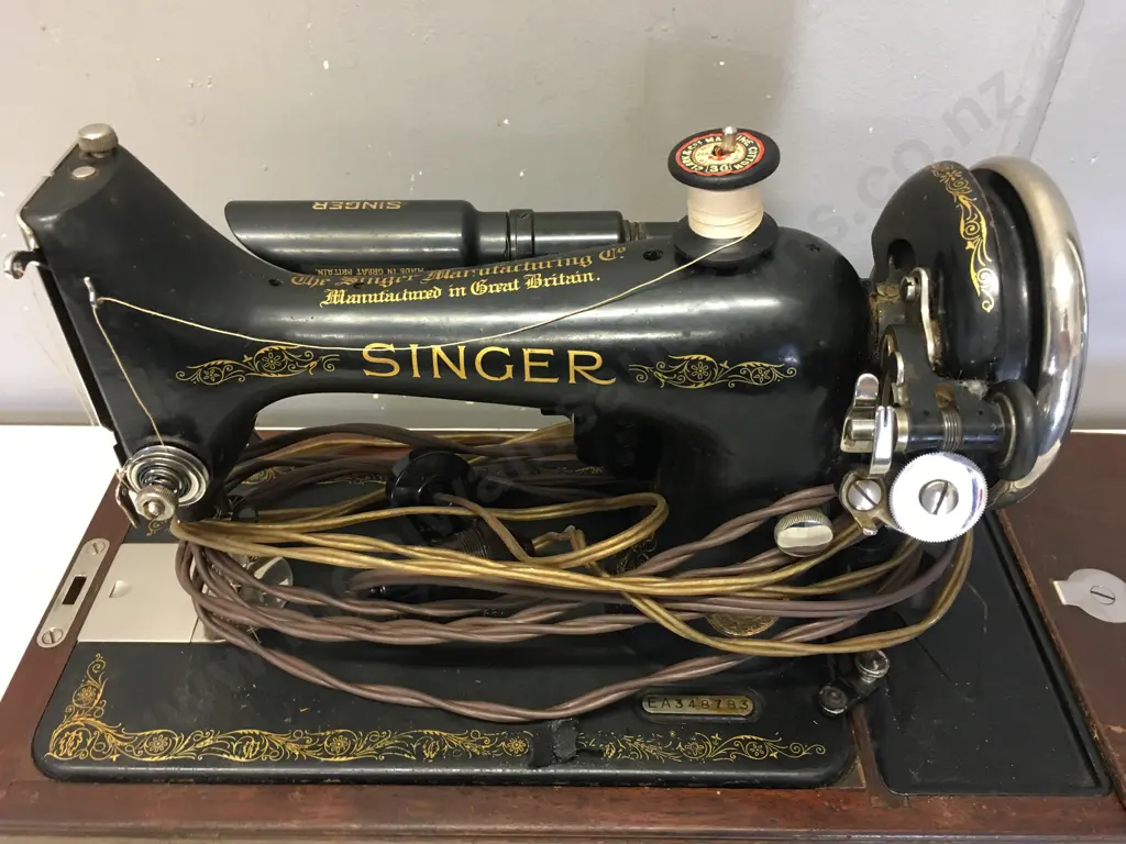 Vintage Singer Sewing Machine In Wooden Case With Key Model EA 348783 Image 1++