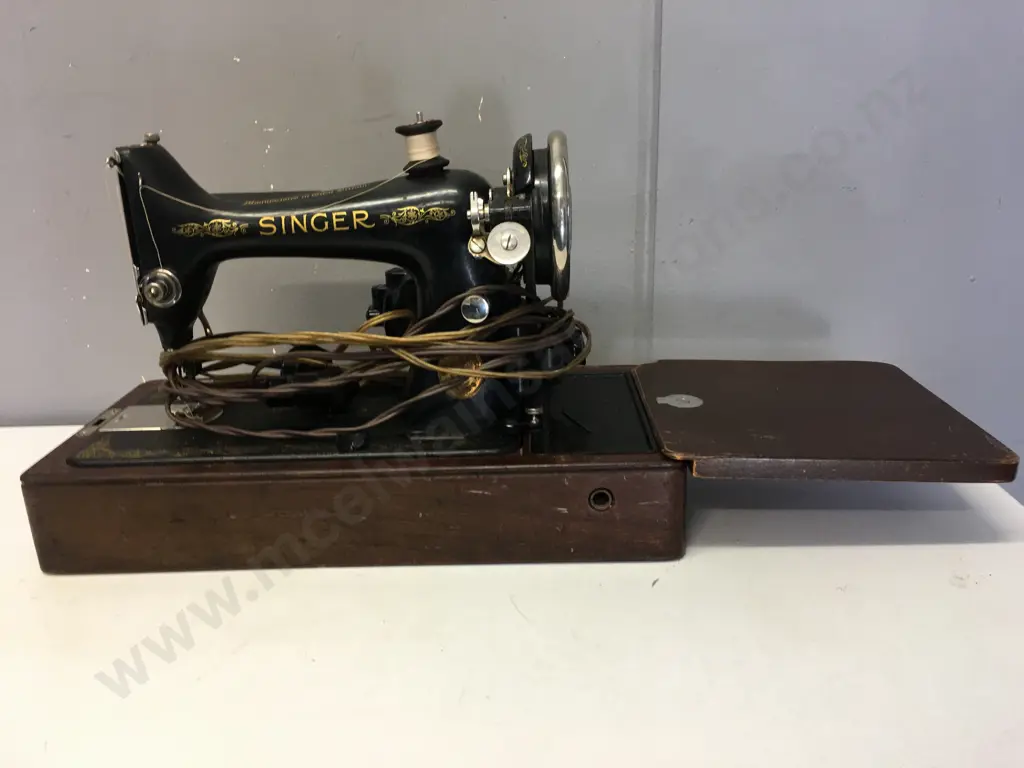 Vintage Singer Sewing Machine In Wooden Case With Key Model EA 348783 Image 1++