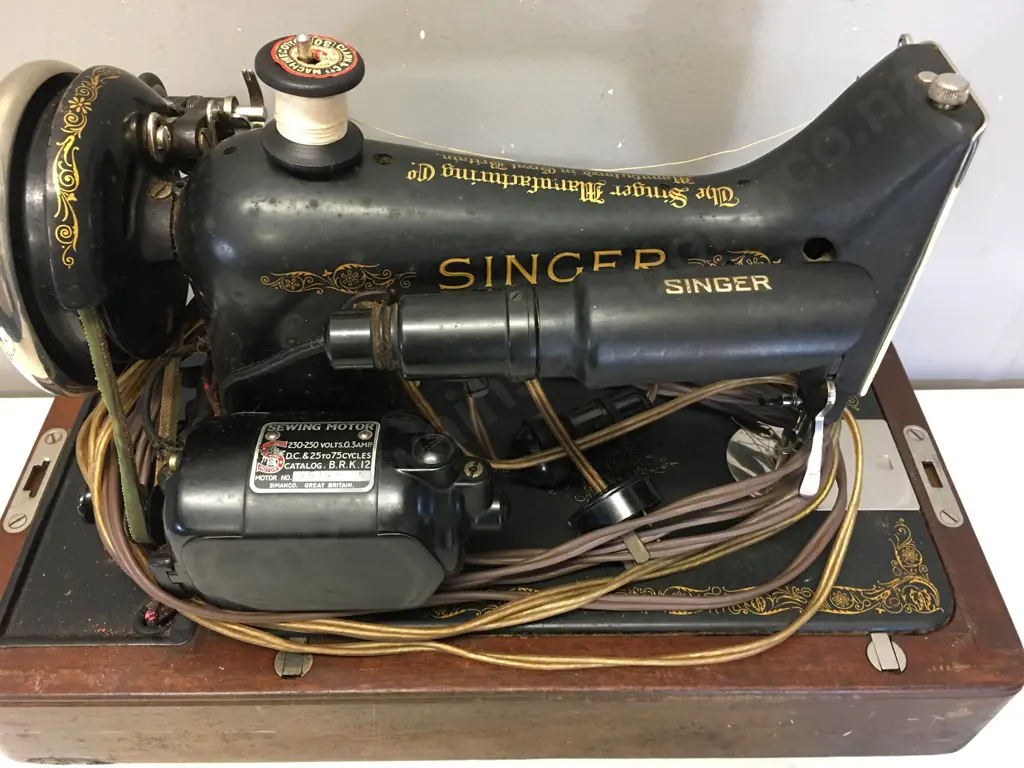 Vintage Singer Sewing Machine In Wooden Case With Key Model EA 348783 Image 1++