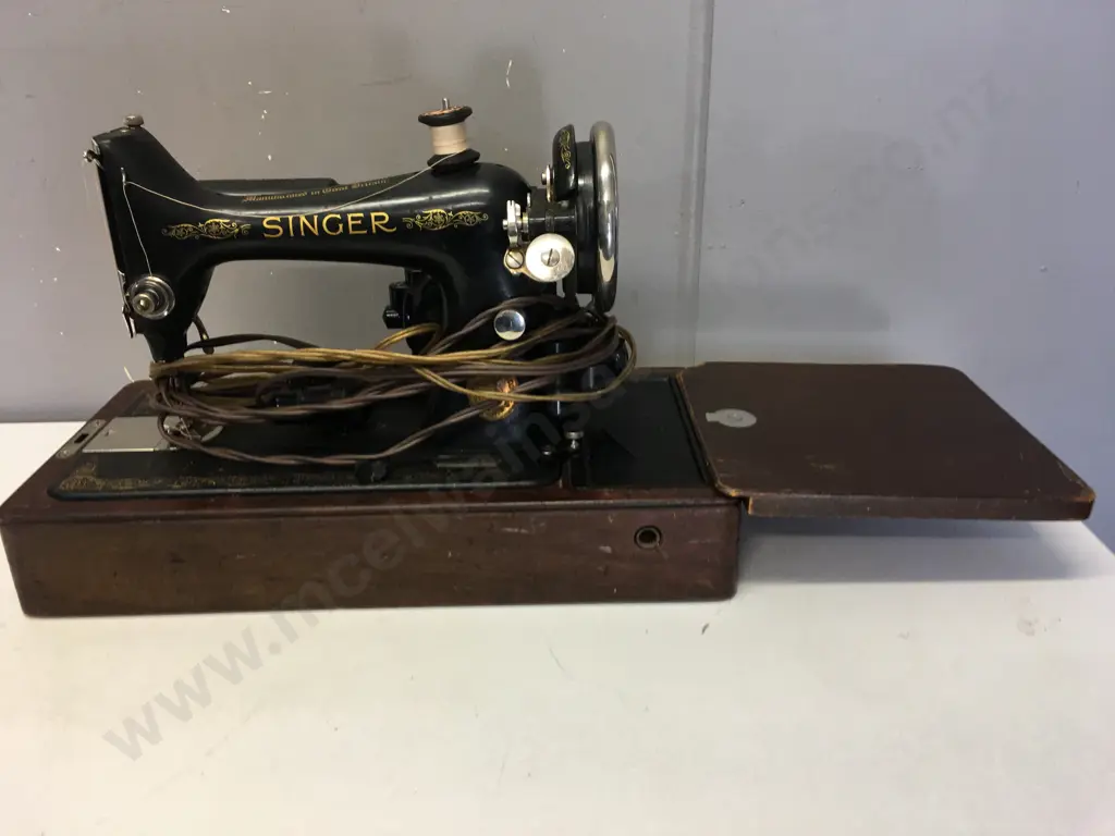Vintage Singer Sewing Machine In Wooden Case With Key Model EA 348783 Image 1++