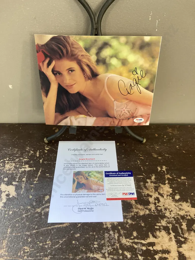 Angie Everhart Autographed 20 x 26cm Colour Photograph With Authentication PSA/DNA S37865 Image 1++