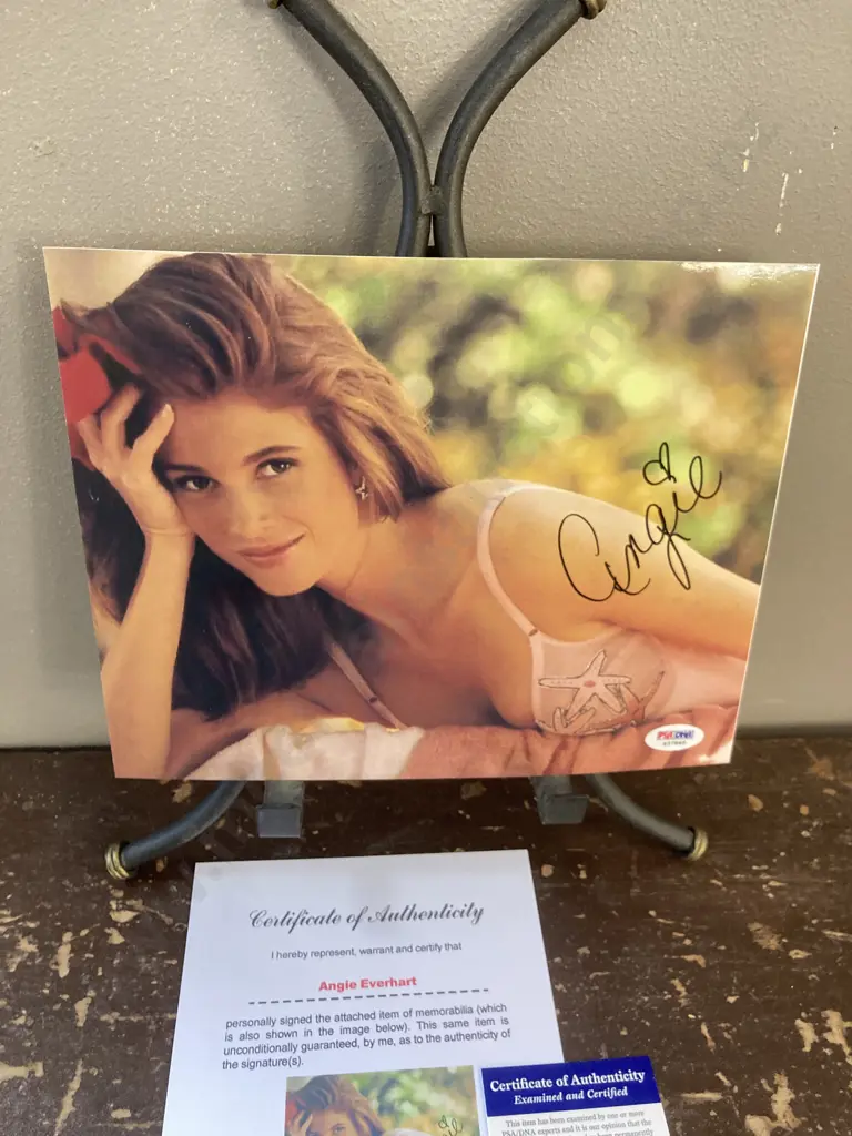 Angie Everhart Autographed 20 x 26cm Colour Photograph With Authentication PSA/DNA S37865 Image 1++