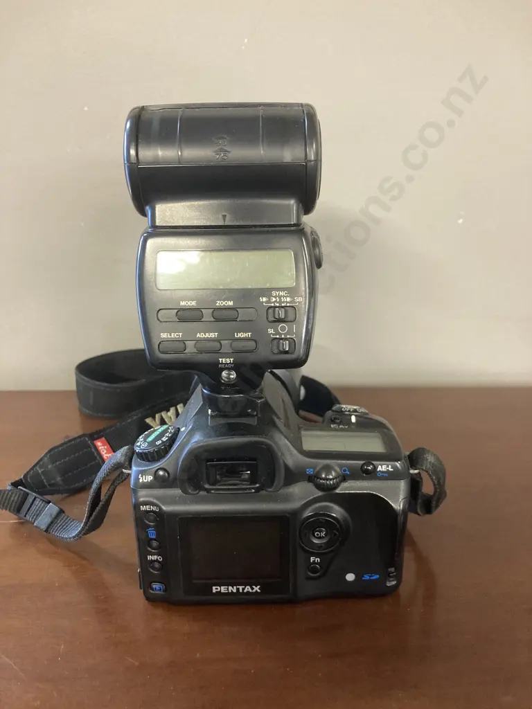 Pentax ist DS Digital SLR Camera 50-200 SMC Pentax DA Lens & AF 500FTZ Shoe Mount Flash Image 1++