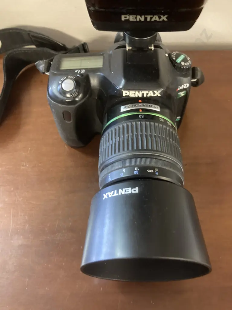 Pentax ist DS Digital SLR Camera 50-200 SMC Pentax DA Lens & AF 500FTZ Shoe Mount Flash Image 1++