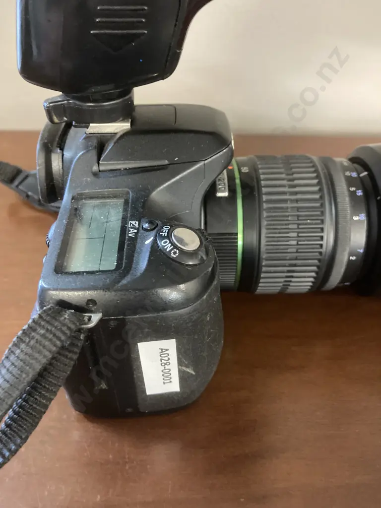 Pentax ist DS Digital SLR Camera 50-200 SMC Pentax DA Lens & AF 500FTZ Shoe Mount Flash Image 1++