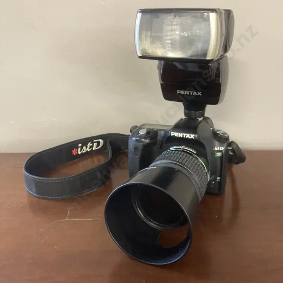 Pentax ist DS Digital SLR Camera 50-200 SMC Pentax DA Lens & AF 500FTZ Shoe Mount Flash