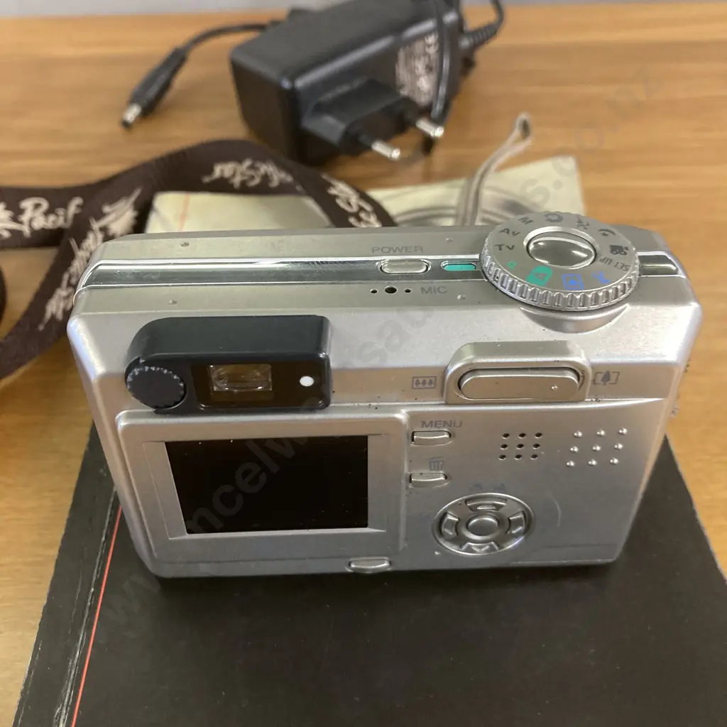 Premier Digital Camera DC-5330, 5.25 megapixels, Instruction Manual & Charger Image 1++