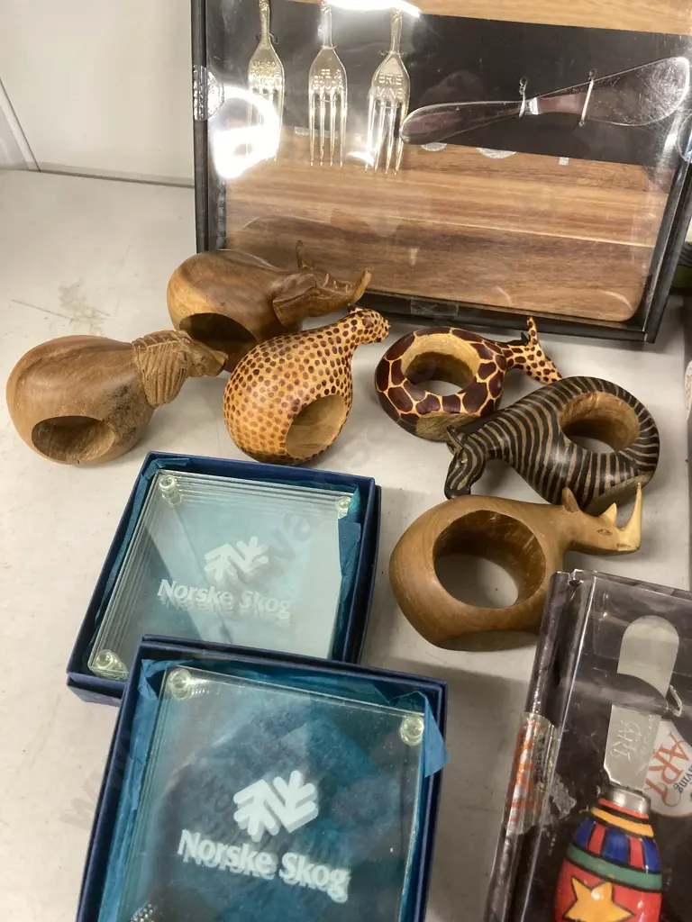 Vintage Wooden Animal Napkin Rings, Cheese Knife Sets, Placemats & Table Cloth Weight Sets Image 1++