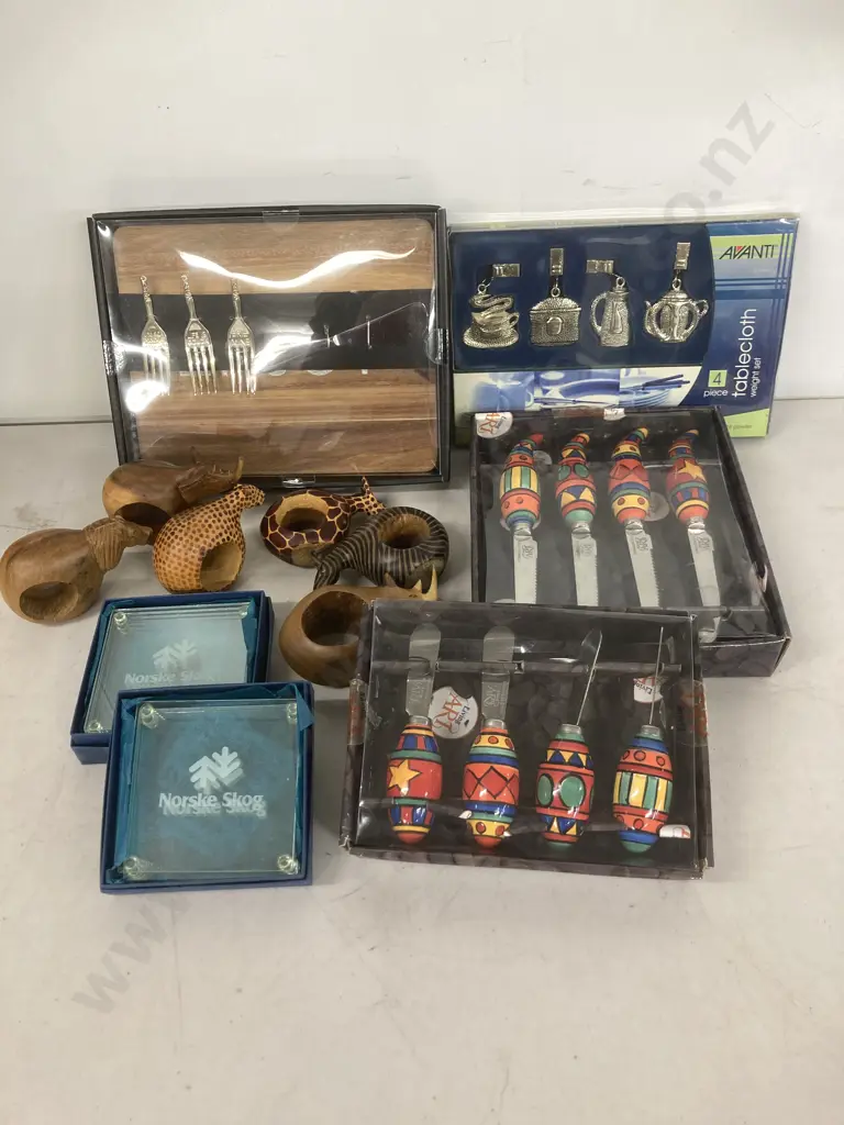 Vintage Wooden Animal Napkin Rings, Cheese Knife Sets, Placemats & Table Cloth Weight Sets Image 1++
