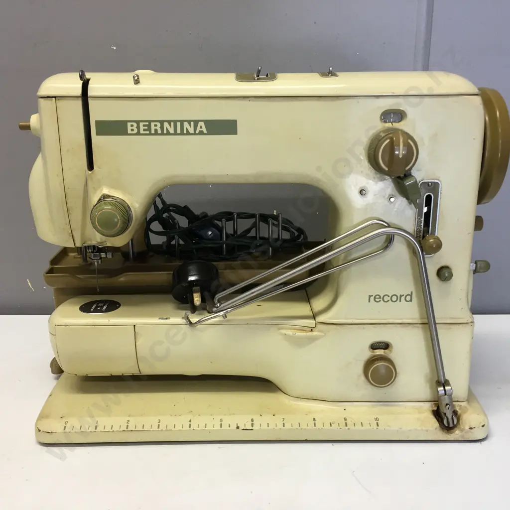 Bernina Record Sewing Machine Model 530-2 In Case Image 1++