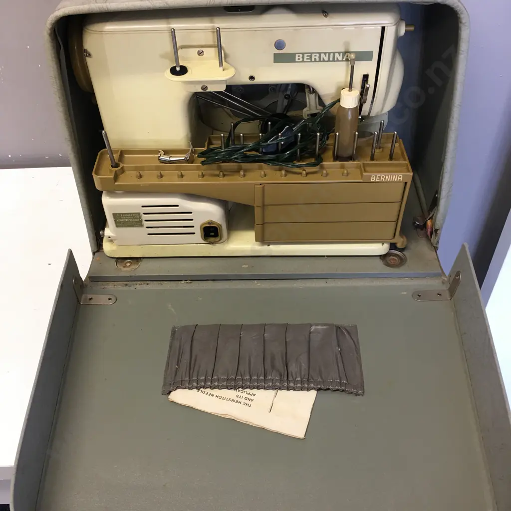 Bernina Record Sewing Machine Model 530-2 In Case Image 1++