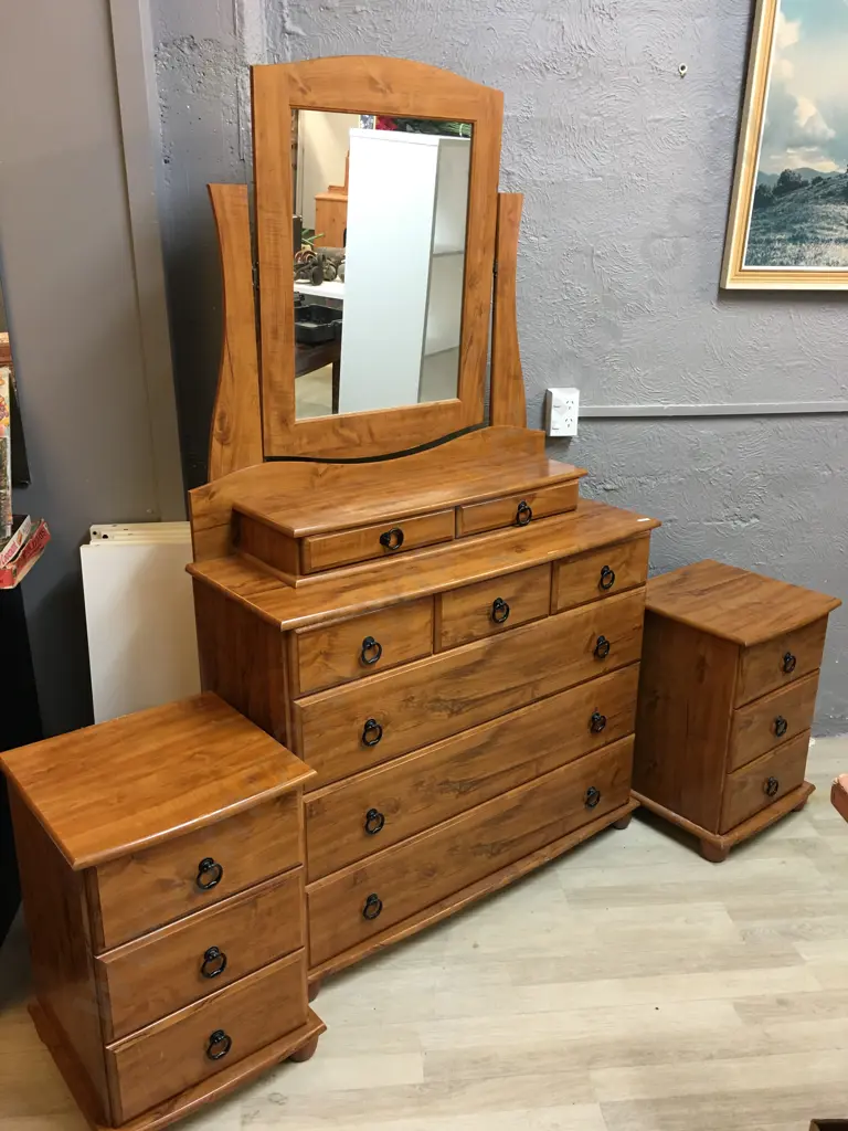 Cherry Wood Effect 8 Drawer Dressing Table With Ring Handles, Pair of 3 Drawer Bedside Cabinets (As Found Condition) Image 1++