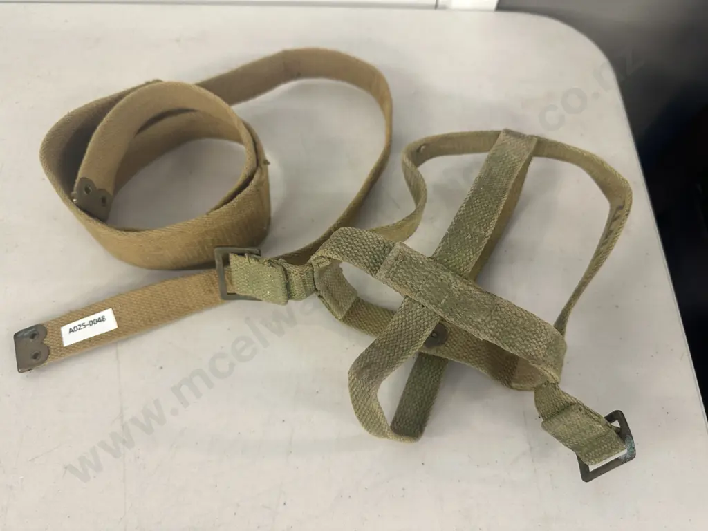 WW2 Canadian Pattern 1919/25 Canteen Carrier & Strap - ZL&T ( Zephyr Loom & Textile) Dated 1942 Image 1++