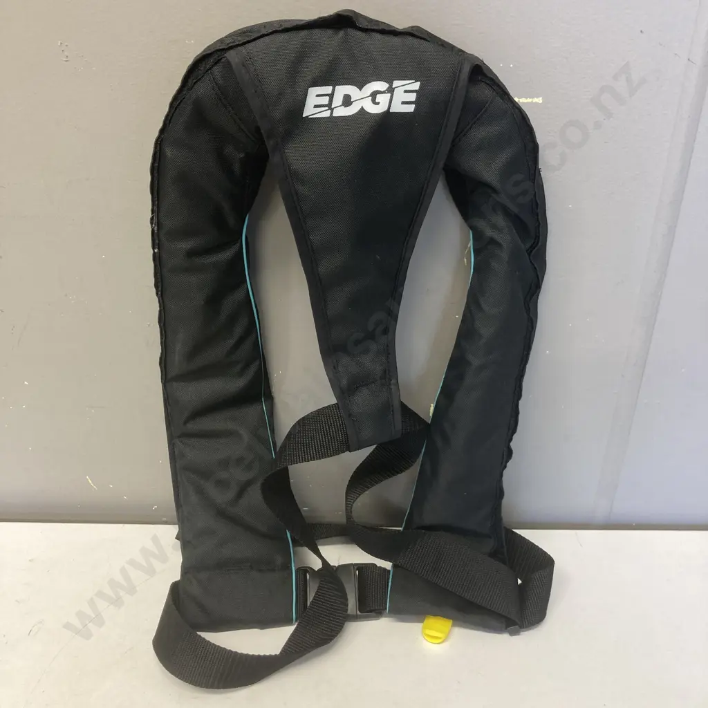 Edge 150N Manual Inflatable Lifejacket, Adult Image 1++