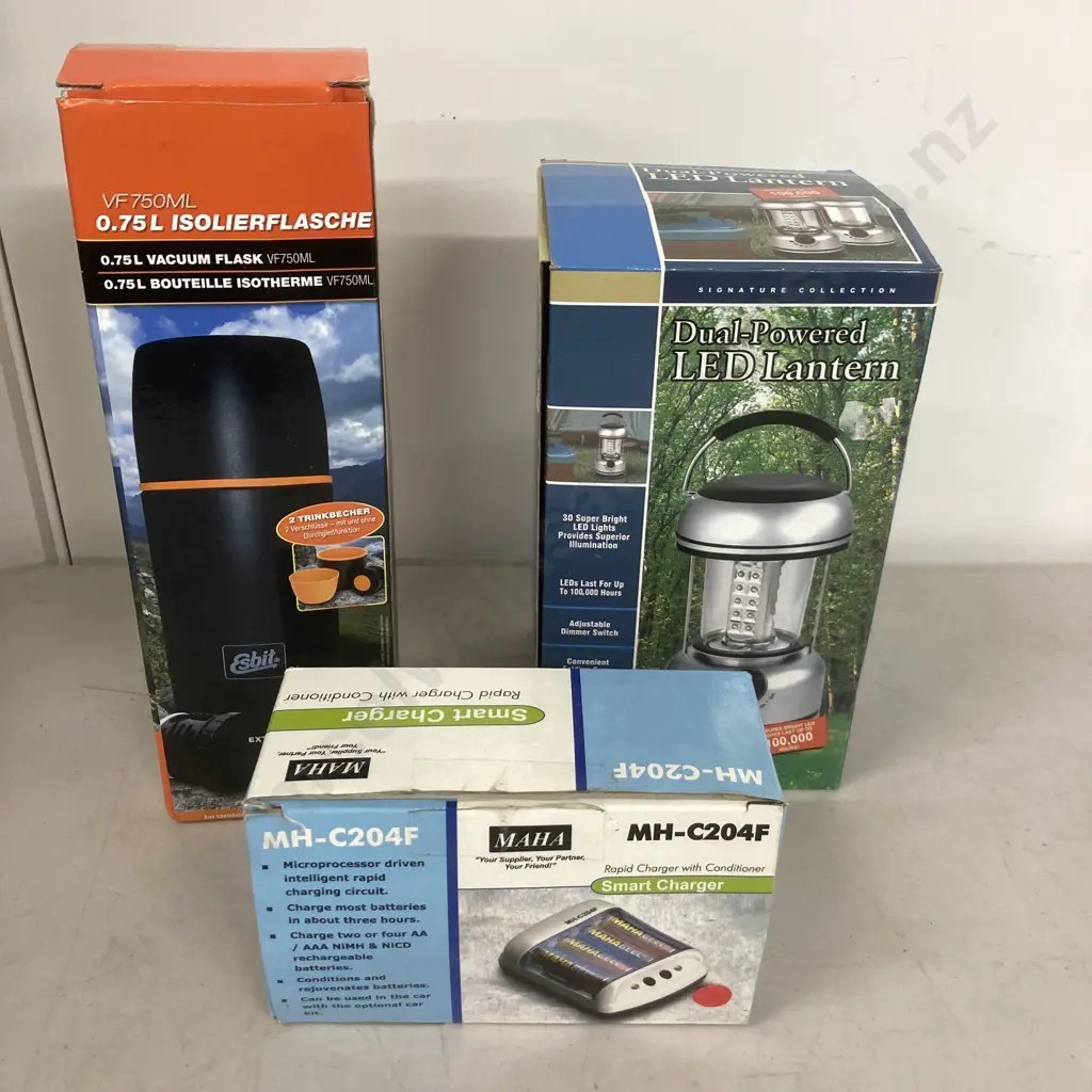 Esbit 0.75L Vacuum Flask, Signature Collection Dual-Powered LED Lantern & MH-C240F Smart Charger Image 1++