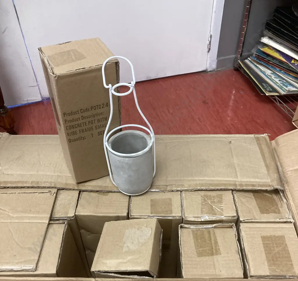 Box Lot of 18 x New Concrete Pots With Wire Frames Image 1++