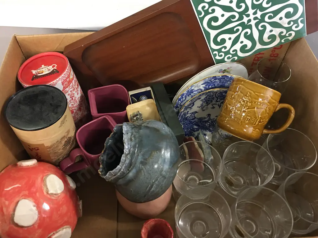 Box Of Vintage China, Pottery & Glass Items Image 1++