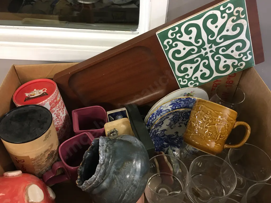 Box Of Vintage China, Pottery & Glass Items Image 1++