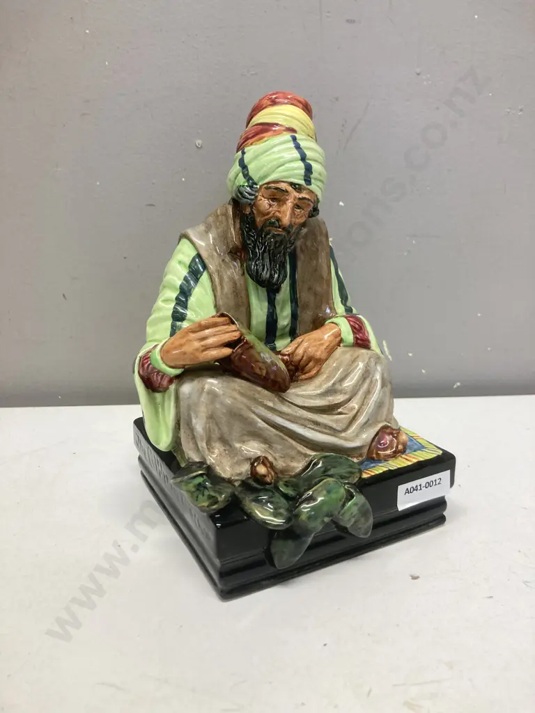 Royal Doulton Cobbler Figurine HN1706, Designed by Charles Noke, Issued 1922 -1939. H20cm Image 1++